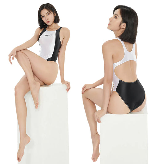 بدلة سباحة Aphrodite بقصّة عالية ولمعة فخمة، مريحة ومناسبة للسباحة والتزلج والغوص. تمنحك لوك جذاب وعملي